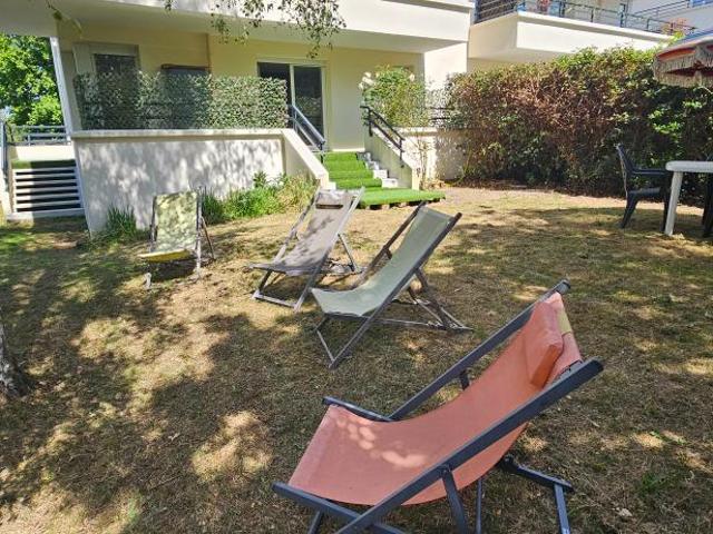 Appartement lumineux avec 2 places de garage, grand jardin e