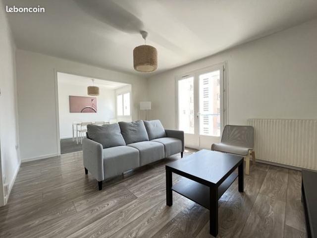 Appartement lumineux balcon + cave Tram St Cléophas