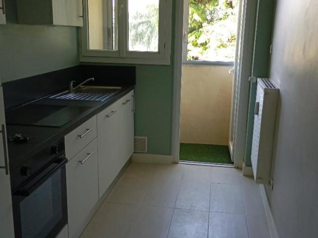Appartement lumineux de 3 pièces à louer à Bron, avec charges mensuelles