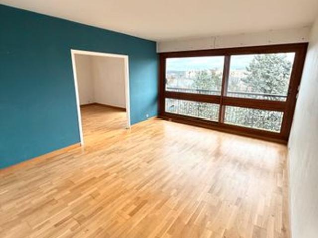 Appartement lumineux, dernier étage