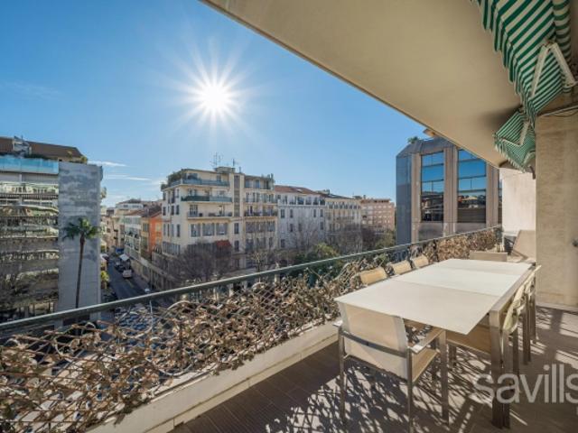 Appartement lumineux, plein centre
