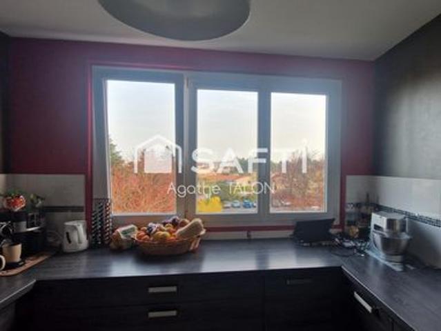 Appartement lumineux 3 pièces avec loggia, parking et cave