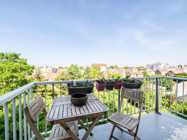 Appartement lumineux situé au 4ème étage sur 4 avec ascenseur dans copropriété entretenue et sécurisée !