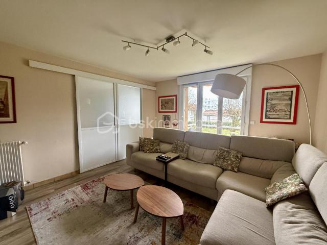 Appartement lumineux situé dans un environnement calme et verdoyant, à deux pas des commerces et commodités