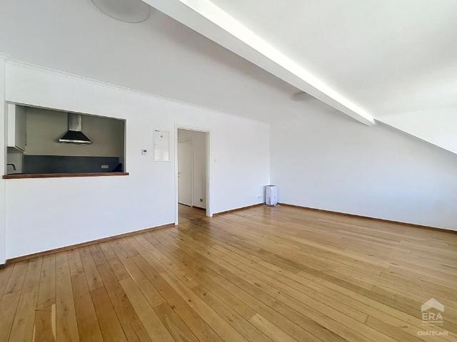 Appartement met 1 slaapkamer en een kantoor te huur in Ukkel