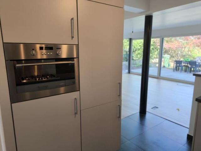 Appartement met 2 slaapkamers, tuin en grote garage te huur