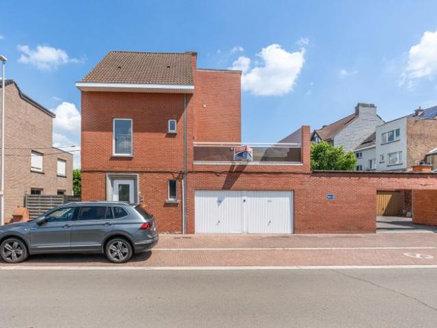 Instapklaar appartement met groot terras op gunstige loca.