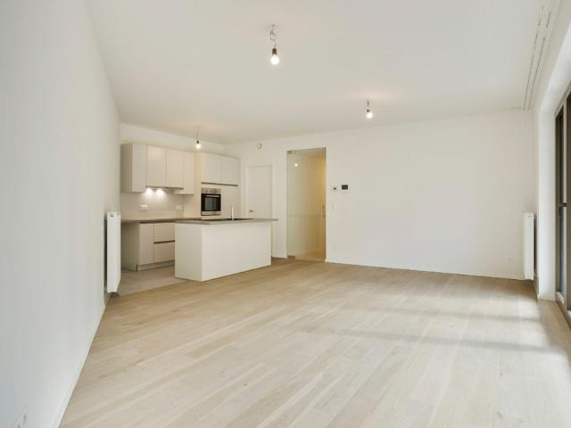 Appartement met drie kamers, terras en autostaanplaats