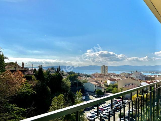 Appartement meublé 3 pièces, 3ème étage sans ascenseur, lumineux, vue mer et ville dégagée, au calme