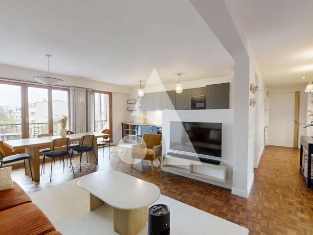 Appartement meublé 3 pièces de 74 m2 au dernier étage avec balcon, vue dégagée et parking exterieur