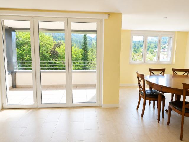 Appartement meublé avec balcon ensoleillé, garage intérieur disponible et proche de la gare