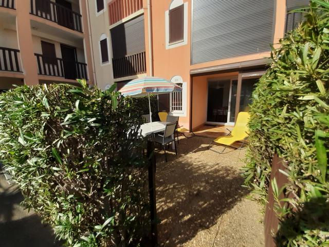 APPARTEMENT MEUBLE EN RDC DANS RÉSIDENCE AVEC PISCINE, 30 M2