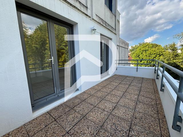Appartement Meublé Niort 1 pièce surface de 32.11 m2 avec terrasse et place de parking