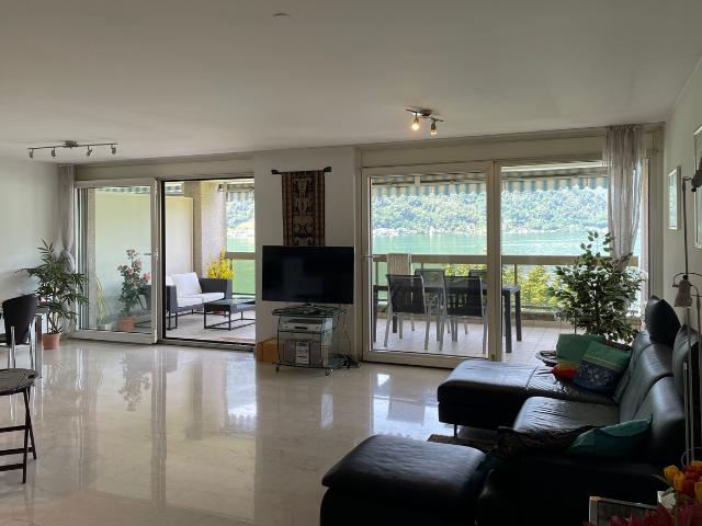 ! APPARTEMENT MIT ZWEI TERASSEN DIREKT AM SEE !