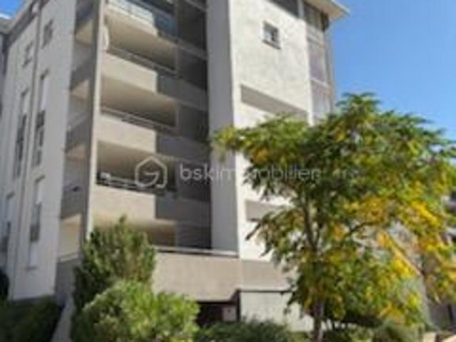 Appartement moderne avec balcon dans résidence récente