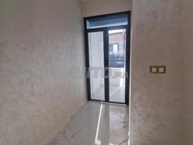 Appartement neuf dans un bâtiment avec balcon et ascenseur. Aide de l'État