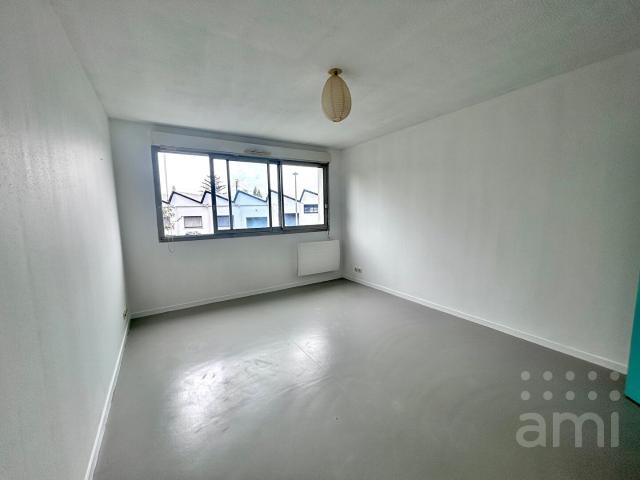 Appartement Niort 1 pièce s 22.80 m2