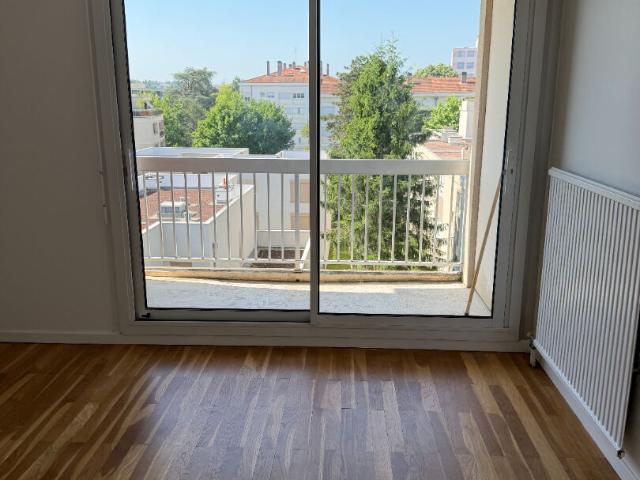 APPARTEMENT NUE T2 50M2 VUE DEGAGÉE BALCON GARAGE CAVE Lyon