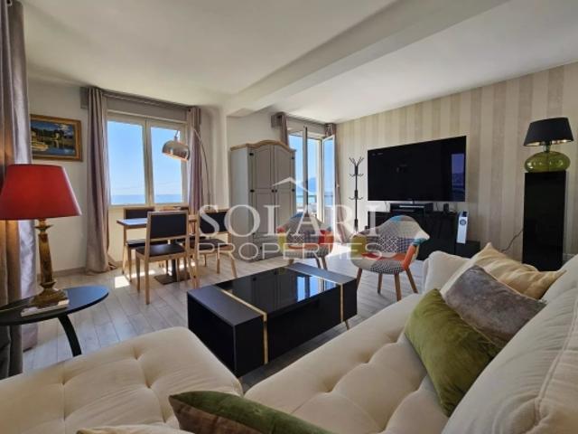 Appartement offrant une vue panoramique sur la mer, situé à quelques pas des plages