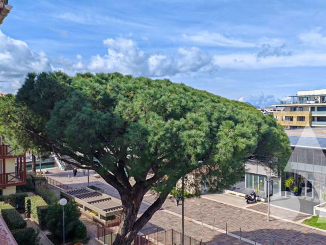 PORT FREJUS DERNIER ETAGE T2 BIS AVEC GARAGE