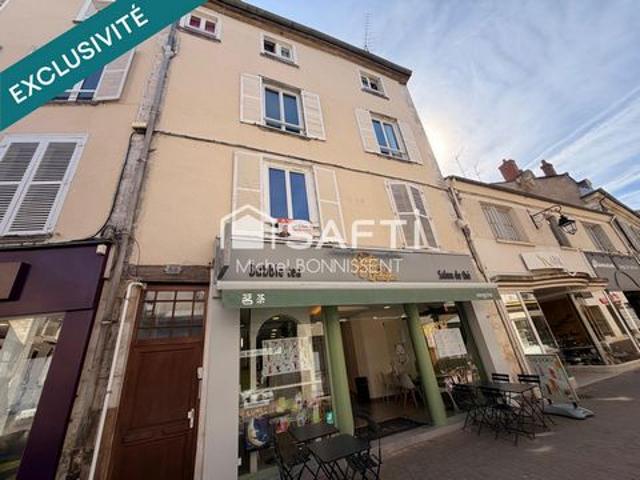 Appartement plein centre ville, rue piétonne, proximité de la place Gordaine