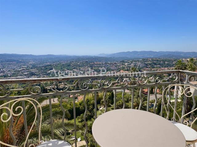 Appartement Plein De Charme Beneficiant D'un Fantastic Panor. 103m² Grasse