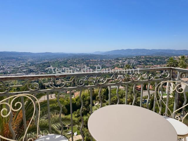 APPARTEMENT PLEIN DE CHARME BENEFICIANT D'UN FANTASTIC PANORAMA MER