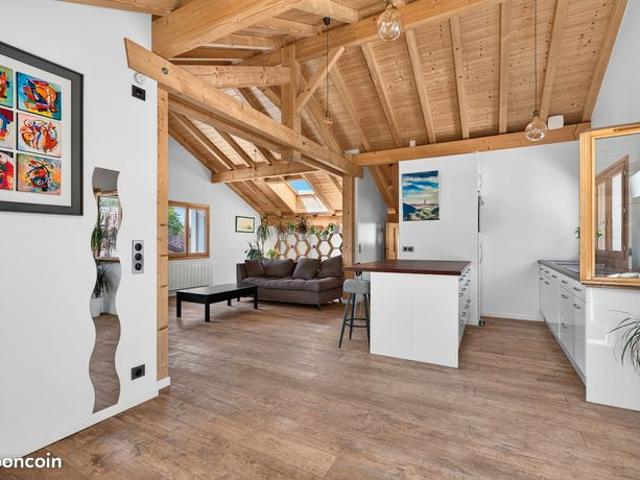 Appartement plein de charme en dernier étage d’une petite copropriété proche Petit Port