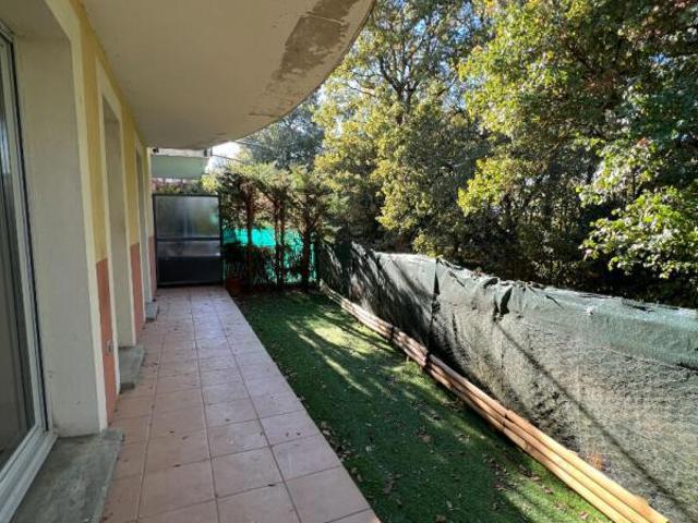 Appartement proche centre village T2 de 45 m² avec jardinet et cellier