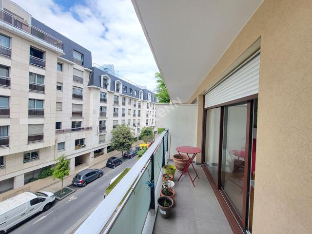 Appartement Puteaux 1 pièce 30 m2 avec balcon rue roque de Fillol entièrement meublé et équipé