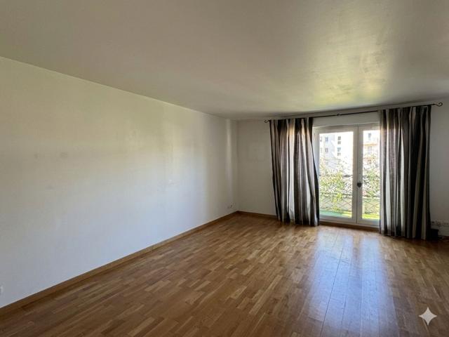 Appartement Puteaux 4 pièces de 92 m² avec balcon, cave et parking