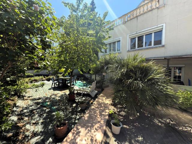 GOURNAY SUR MARNE BORD DE MARNE – Bien atypique avec jardin au calme !
