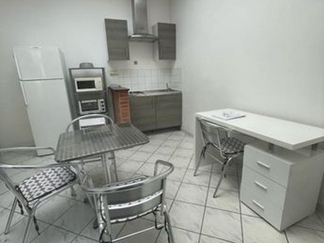 Appartement rdv + Cour