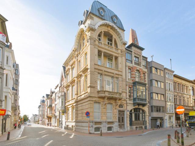Appartement rénové: 2 chambres et terrasse près de la digue!