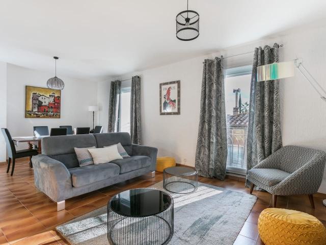 Centre ville, bel appartement lumineux, calme et traversant 82m² Pézenas