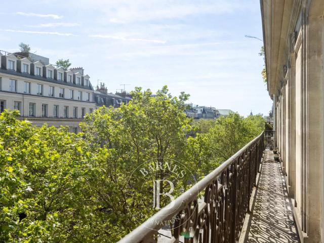 Appartement rénové à Paris 8è Madeleine / Saint Augustin 4ème étage avec Balcon et vue dégagée 4 chambres