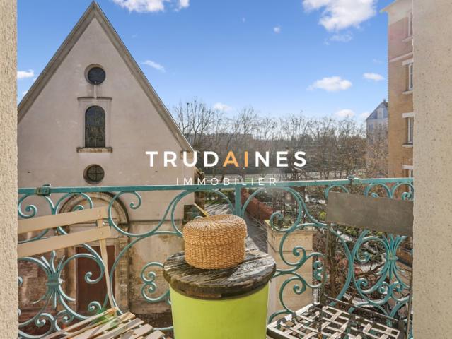Appartement rénové à Puteaux l'Eglise centre avec balcon