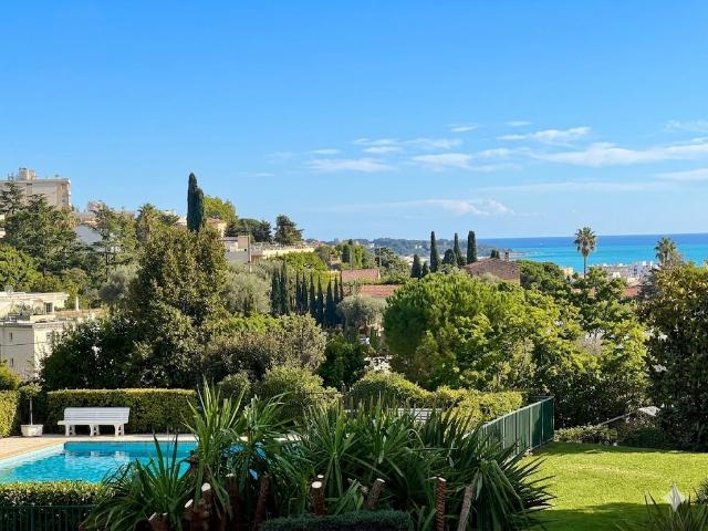 Appartement rénové avec terrasse vue mer, piscine et parking. 47m² Antibes
