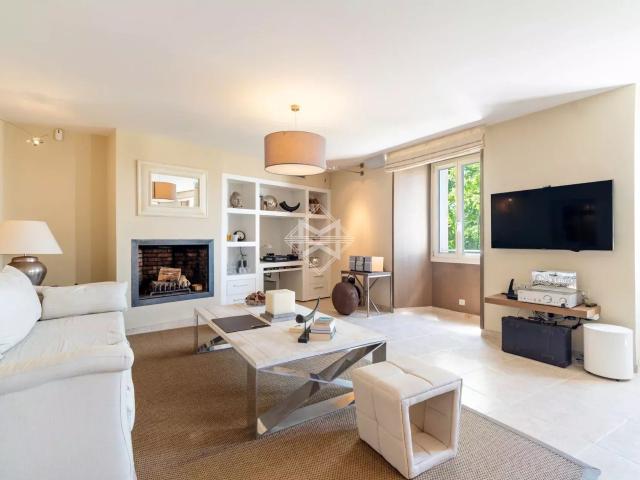 Appartement rénové avec vue sur la place de Mougins Village 79m² Mougins