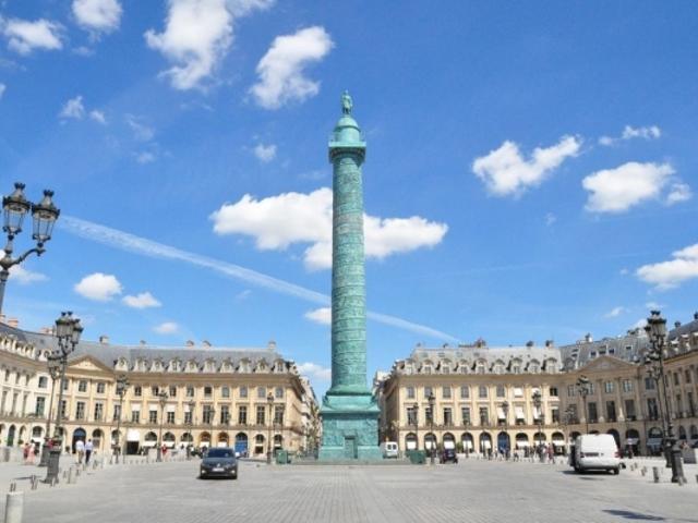 Appartement rénové avec balcon Place Vendôme