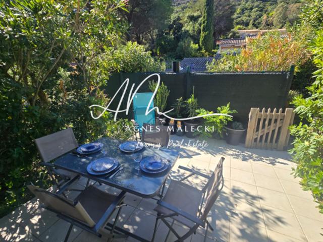 Appartement rénové avec mezzanine, terrasses et piscine à