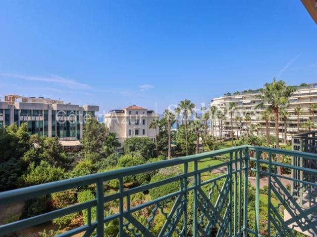 Appartement rénové de 145 m² avec trois suites et vue mer proche Croisette à Cannes
