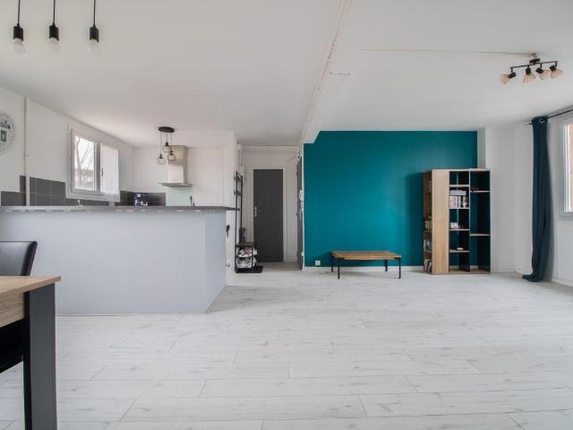 Appartement rénové de 61 m² avec grande pièce de vie