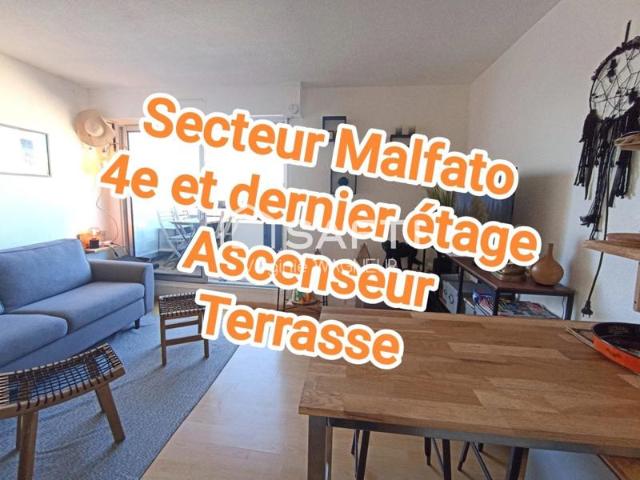 Appartement rénové de bon goût avec terrasse