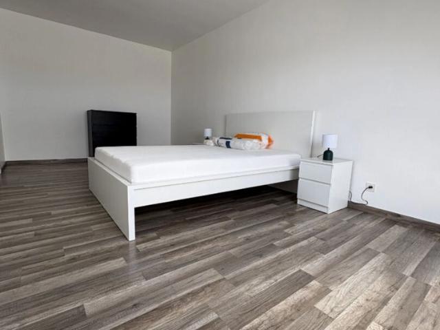 APPARTEMENT RENOVE DE TYPE F2 MEUBLE EN RESIDENCE AVEC ASCENSEUR SUR TOURLAVILLE