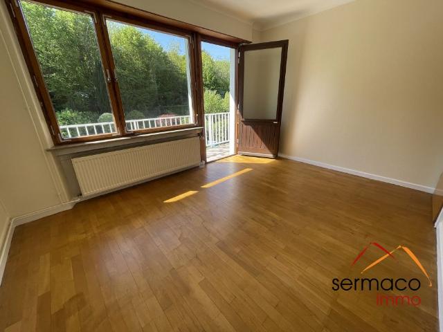 Appartement rénové de type F4 avec balcon