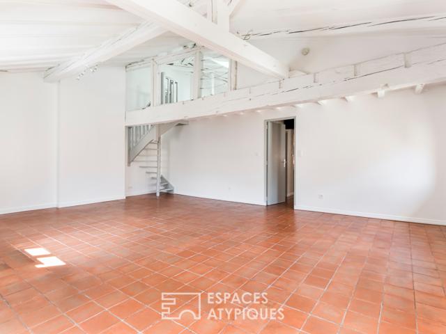 Appartement rénové en dernier étage aux Carmes
