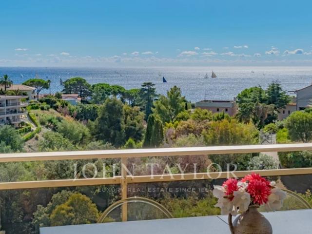 Appartement rénové en dernier étage avec vue mer
