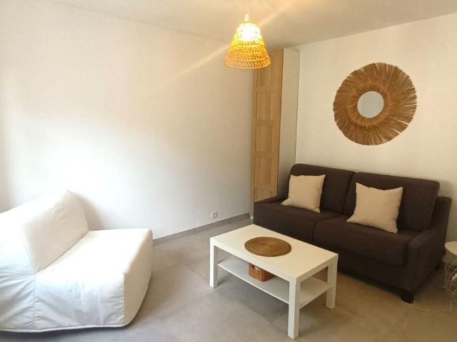 Appartement Rénové en Rez de jardin Sanary sur Mer LA GUICHARDE 1 pièce s 20.77 m²