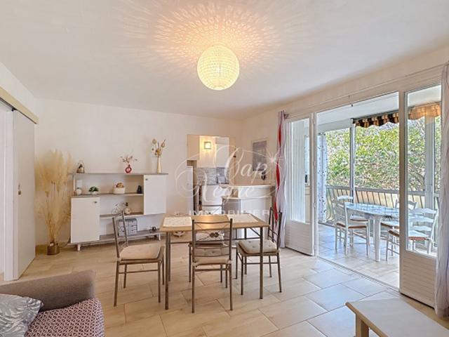 APPARTEMENT RÉNOVÉ PROCHE CENTRE & PORT DERNIER ÉTAGE À VENDRE À CAVALAIRE SUR MER GOLFE DE SAINT TROPEZ